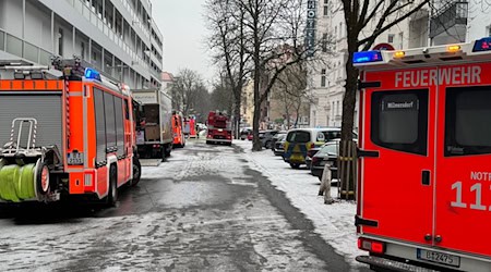 Die Feuerwehr hat ein Einkaufszentrum wegen eines Brandes geräumt. / Foto: Ralf Schneider/dpa
