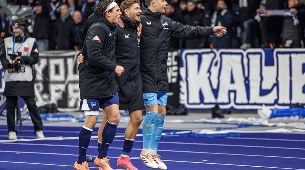 Der Einsatz von Reese (l.) und Dardai (m.) für Hertha BSC gegen Schalke ist ungewiss. (Archivbild) / Foto: Andreas Gora/dpa