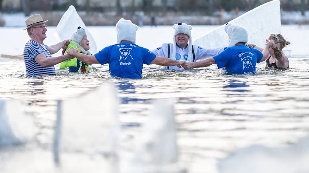 Trotz eisiger Temperaturen haben sich in Berlin mutige Badegäste in einen See gewagt. / Foto: Christophe Gateau/dpa