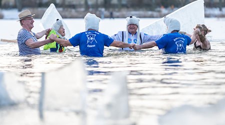 Trotz eisiger Temperaturen haben sich in Berlin mutige Badegäste in einen See gewagt. / Foto: Christophe Gateau/dpa