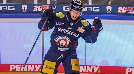 Angreifer Lean Bergmann erzielte das 2:1 der Eisbären Berlin beim Auswärtssieg in München. (Archivbild) / Foto: Andreas Gora/dpa