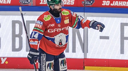 Angreifer Liam Kirk erzielte den frühen Führungstreffer der Eisbären Berlin gegen die Augsburger Panther. (Archivbild) / Foto: Andreas Gora/dpa