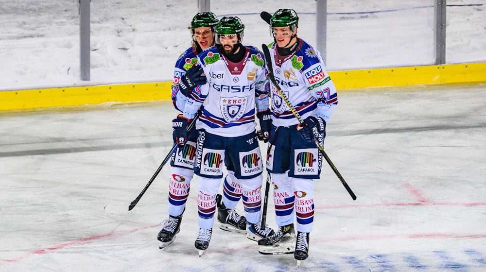 Angreifer Liam Kirk (M.) erzielte den Siegtreffer der Eisbären Berlin im Winter Game der DEL gegen die Dresdner Eislöwen. / Foto: Robert Michael/dpa