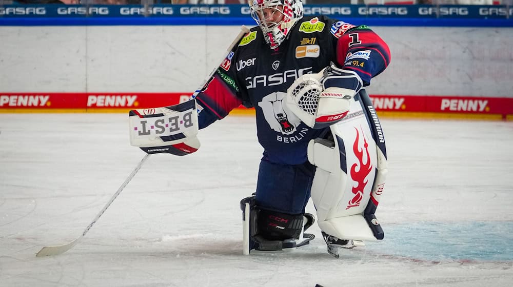 Goalie Jonas Stettmer konnte die Niederlage der Eisbären Berlin bei den Löwen Frankfurt nicht verhindern. (Archivbild) / Foto: Soeren Stache/dpa
