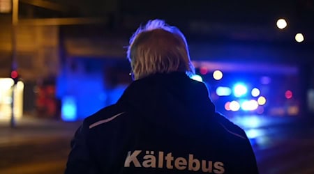 Die Kältebusse sind im Winter jeden Tag unterwegs (Archivbild). / Foto: Sven Käuler/dpa