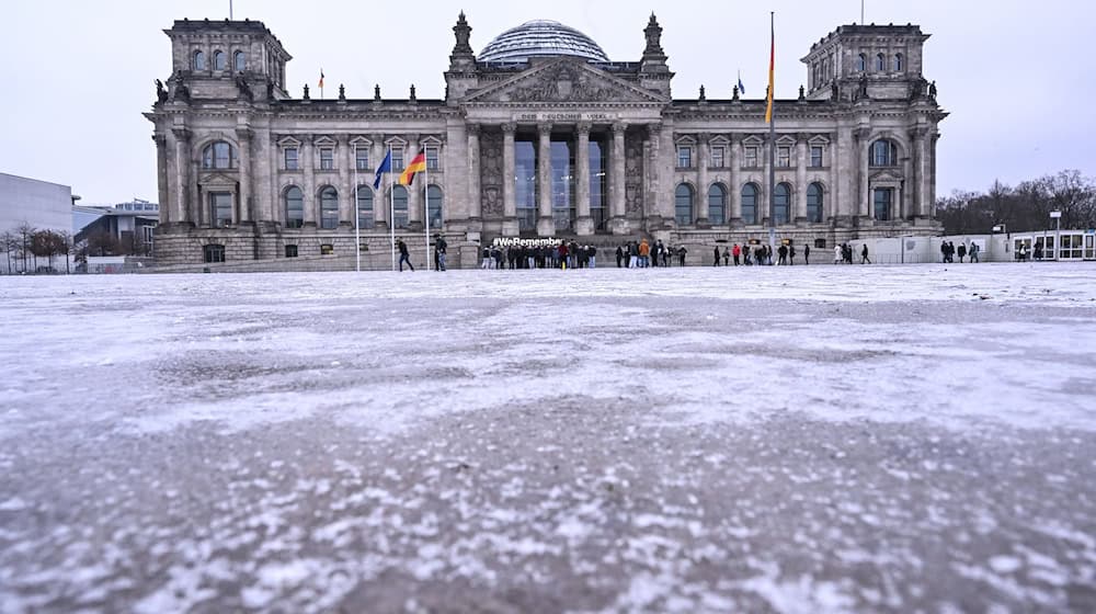 Glatteis bleibt auch am Wochenende ein Thema in Berlin. (Symbolbild) / Foto: Britta Pedersen/dpa