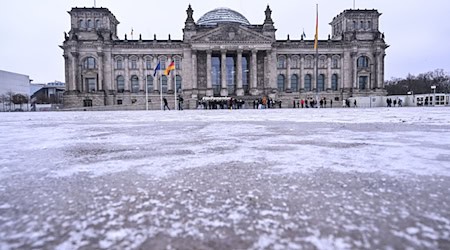Glatteis bleibt auch am Wochenende ein Thema in Berlin. (Symbolbild) / Foto: Britta Pedersen/dpa