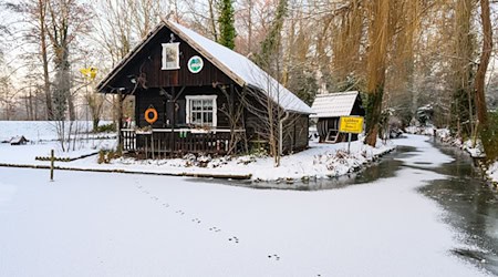 Winter im Spreewald mit Schnee und Eis gilt als besonderes Naturschauspiel. (Archivbild) / Foto: Patrick Pleul/dpa