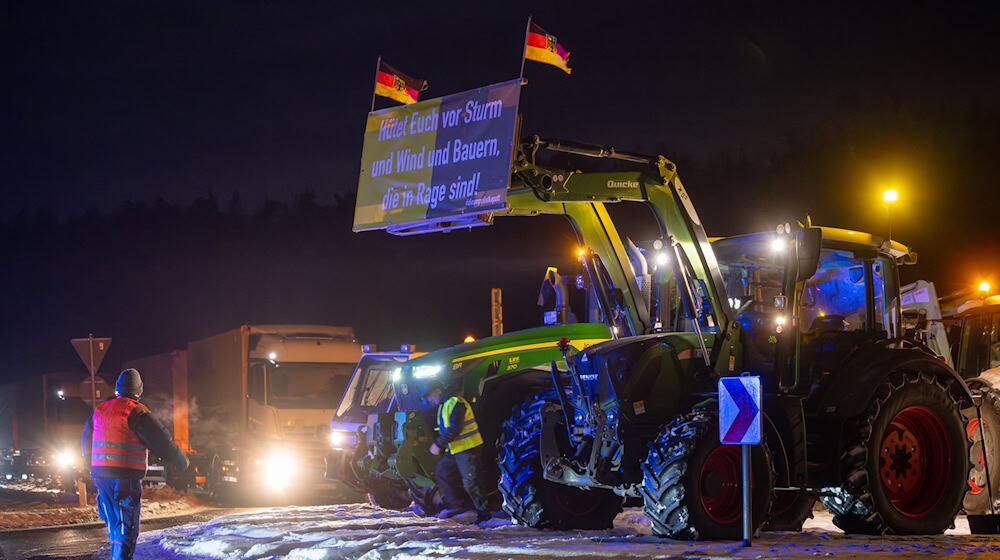 Bei Kremmen blockierten knapp eine Handvoll Traktoren eine Auffahrt zur A24. / Foto: Soeren Stache/dpa