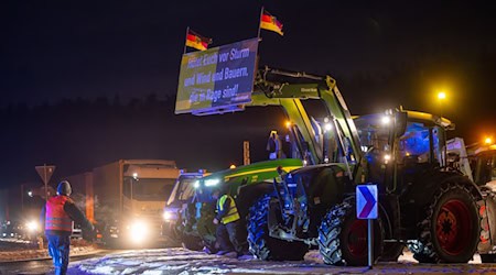 Bei Kremmen blockierten knapp eine Handvoll Traktoren eine Auffahrt zur A24. / Foto: Soeren Stache/dpa