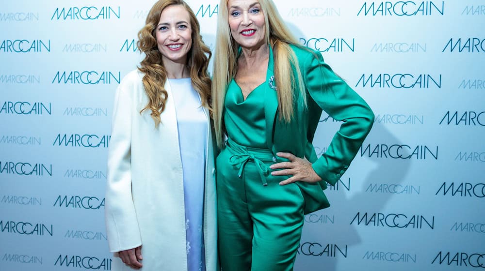 Elizabeth Jagger und Jerry Hall besuchten die Fashion Week in Berlin. / Foto: Carsten Koall/dpa