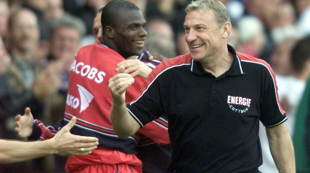 Eduard Geyer prägte als Trainer den FC Energie Cottbus. (Archivbild) / Foto: Ronald Bonß/dpa-Zentralbild/dpa