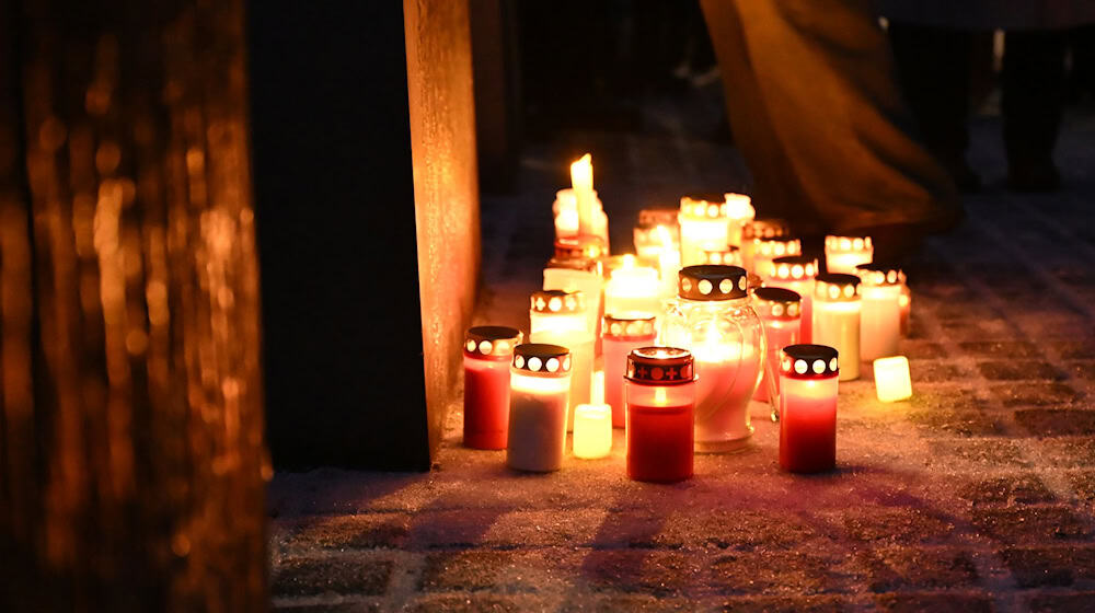 Kerzen stehen vor dem Holocaust-Denkmal für die ermordeten Juden Europas.  / Foto: Markus Lenhardt/dpa