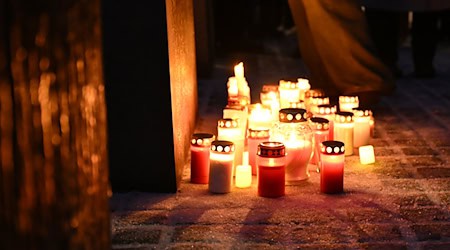 Kerzen stehen vor dem Holocaust-Denkmal für die ermordeten Juden Europas.  / Foto: Markus Lenhardt/dpa