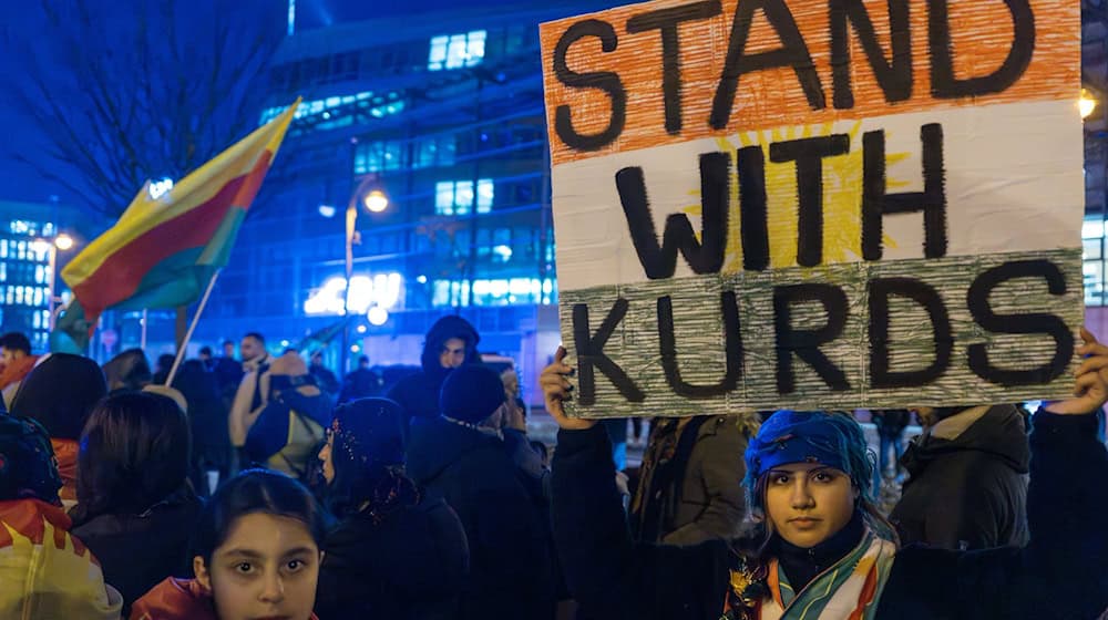 Seit Tagen demonstrieren in Berlin Hunderte Menschen für das im Norden Syriens gelegene kurdische Rojava. (Archivbild) / Foto: Soeren Stache/dpa