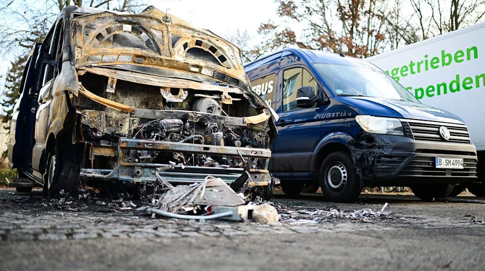 Bereits vor Tagen wurde ein Kältebus in Brand gesetzt. (Archivbild) / Foto: Sebastian Christoph Gollnow/dpa