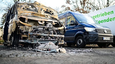 Bereits vor Tagen wurde ein Kältebus in Brand gesetzt. (Archivbild) / Foto: Sebastian Christoph Gollnow/dpa