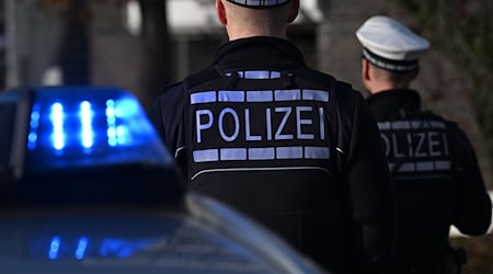 Bei dem Einsatz wurden zwei Polizisten verletzt. (Symbolbild) / Foto: Bernd Weißbrod/dpa