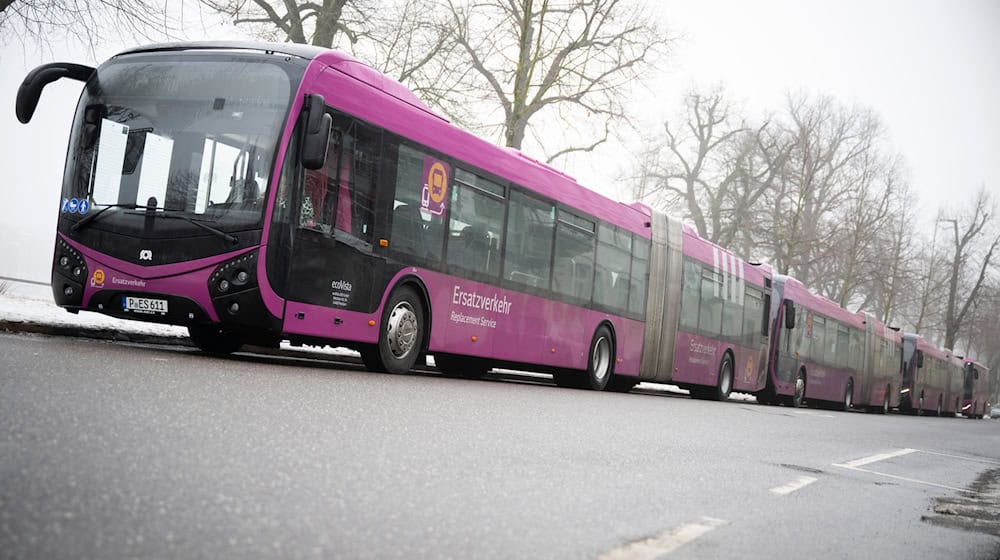 Noch bis Ende April fährt wegen der Sanierungsarbeiten ein Schienenersatzverkehr mit Bussen. / Foto: Philip Dulian/dpa