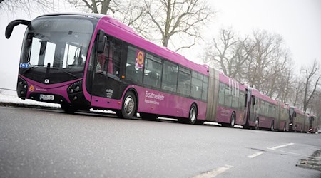 Noch bis Ende April fährt wegen der Sanierungsarbeiten ein Schienenersatzverkehr mit Bussen. / Foto: Philip Dulian/dpa