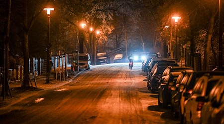 Besonders am Morgen sind die Straßen und Gehwege in Berlin und Brandenburg glatt. / Foto: Jens Kalaene/dpa
