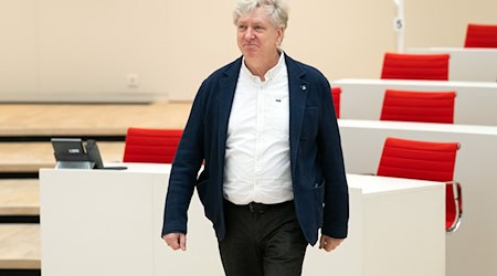 Der Brandenburger Ex-BSW-Landtagsabgeordnete André von Ossowski (parteilos) will ein Gesetz ändern, damit er und zwei weitere Abgeordnete im Landtag eine Gruppe bilden können (Archivbild).  / Foto: Soeren Stache/dpa