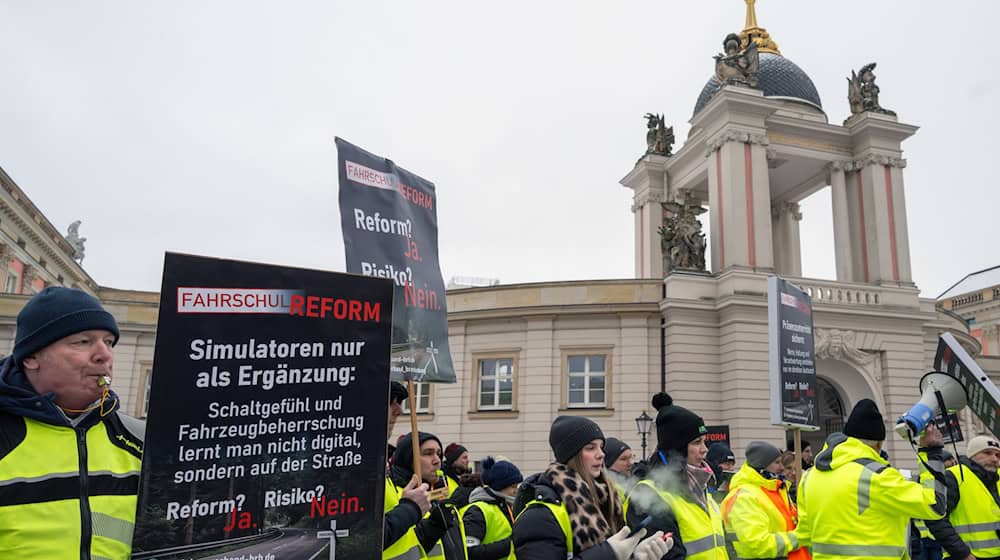 Fahrlehrer machen vor dem Landtag in Potsdam gegen Reformpläne des Bundesverkehrsministeriums zur Führerscheinausbildung mobil.  / Foto: Soeren Stache/dpa