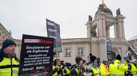 Fahrlehrer machen vor dem Landtag in Potsdam gegen Reformpläne des Bundesverkehrsministeriums zur Führerscheinausbildung mobil.  / Foto: Soeren Stache/dpa