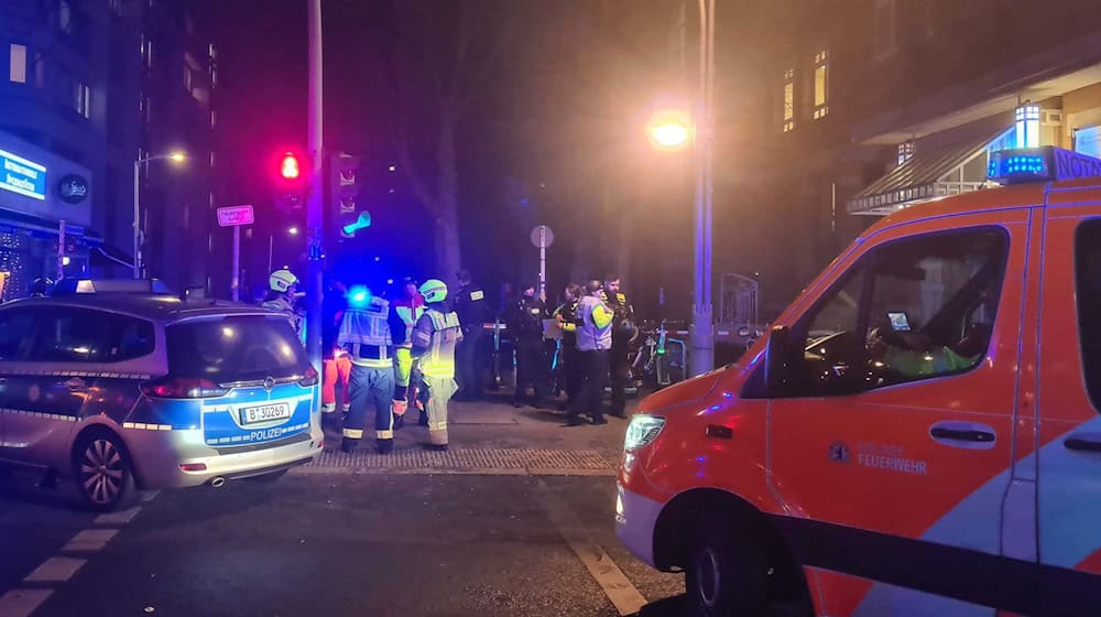 Nach einem Familienstreit in Berlin und mehreren Schüssen waren Polizei und Rettungskräfte im Einsatz.  / Foto: Sophia Weimer/dpa