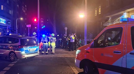 Nach einem Familienstreit in Berlin und mehreren Schüssen waren Polizei und Rettungskräfte im Einsatz.  / Foto: Sophia Weimer/dpa