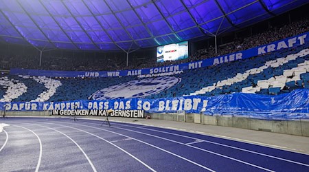 Die Fans von Hertha BSC und Schalke 04 protestieren gegen Polizeiaktionen.  / Foto: Andreas Gora/dpa
