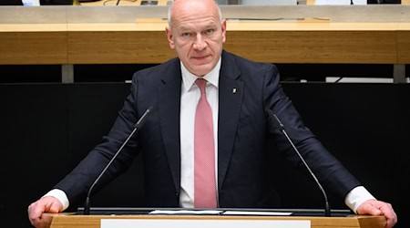 Der Regierende Bürgermeister Kai Wegner (CDU) gibt grünes Licht für die sogenannte Kaffeewette der Bezirke.  / Foto: Bernd von Jutrczenka/dpa