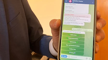 In Krisen- und Katastrophenfällen soll die Anwendung KatHelfer dabei helfen, den Einsatz freiwilliger Helfer zu koordinieren.  / Foto: Andreas Heimann/dpa
