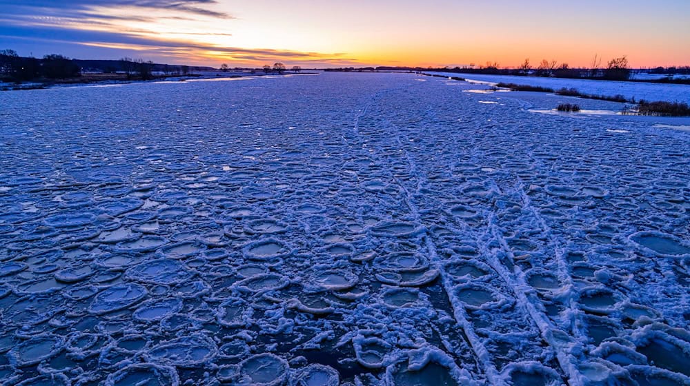 Eisschollen auf der Oder. Im Tagesverlauf kommt die Sonne raus. (Archivbild) / Foto: Patrick Pleul/dpa