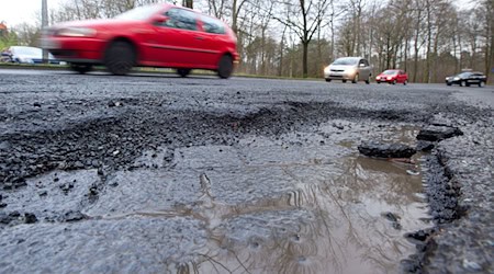 Schlaglöcher können im Winter häufiger entstehen. (Symbolbild) / Foto: Sebastian Kahnert/dpa