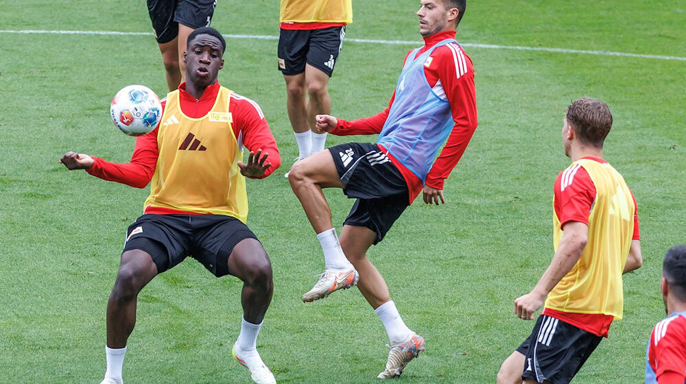  Oluwaseun Ogbemudia (l) hofft auf mehr Spielzeit bei Waldhof Mannheim. (Archivbild) / Foto: Andreas Gora/dpa