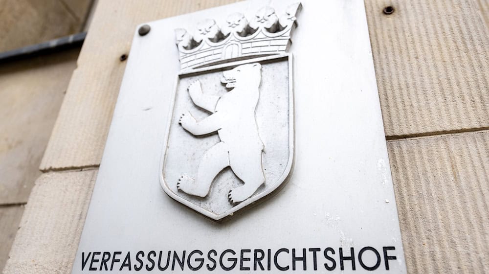  Berlins oberstes Gericht hat den Ausschluss eines AfD-Abgeordneten von einer Sitzung im Abgeordnetenhaus für unrechtmäßig erklärt. (Symbolbild)  / Foto: Christophe Gateau/dpa