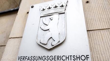  Berlins oberstes Gericht hat den Ausschluss eines AfD-Abgeordneten von einer Sitzung im Abgeordnetenhaus für unrechtmäßig erklärt. (Symbolbild)  / Foto: Christophe Gateau/dpa