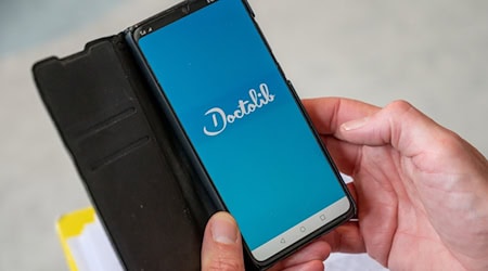 Ein Mann öffnet auf einem Smartphone die Doctolib-App. (Symbolbild)  / Foto: Christophe Gateau/dpa