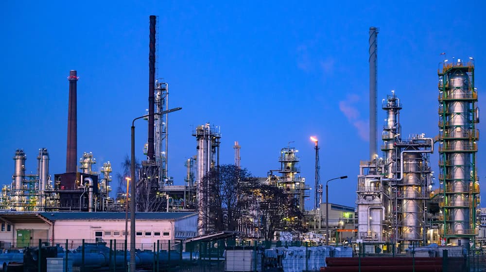 Eine Änderung des Außenwirtschaftsgesetzes soll der Sicherheit der Ölraffinerie PCK im Nordosten Brandenburgs dienen. (Archivbild) / Foto: Patrick Pleul/dpa