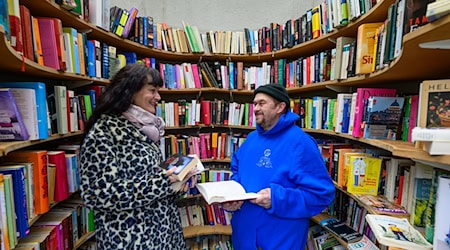Ehrenamtliche kümmern sich um Ordnung im Bücherturm. / Foto: Patrick Pleul/dpa