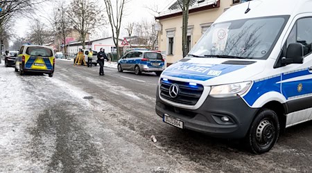 Die Berliner Polizei war nach Schüssen auf einen Mann in Berlin-Weißensee im Einsatz. / Foto: Fabian Sommer/dpa