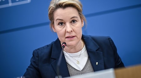 Franziska Giffey (SPD), Senatorin für Wirtschaft, Energie und Betriebe, spricht bei einem Pressebriefing. (Archivbild)  / Foto: Britta Pedersen/dpa