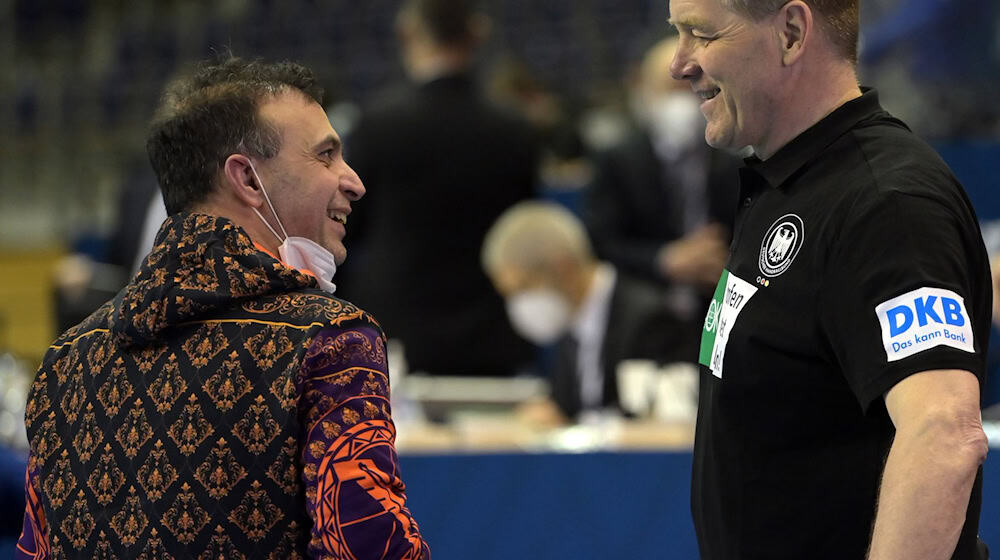 Bob Hanning (l) und Bundestrainer Alfred Gislason sind beim EM-Kader nicht einer Meinung. (Archivbild) / Foto: Soeren Stache/dpa-Zentralbild/dpa