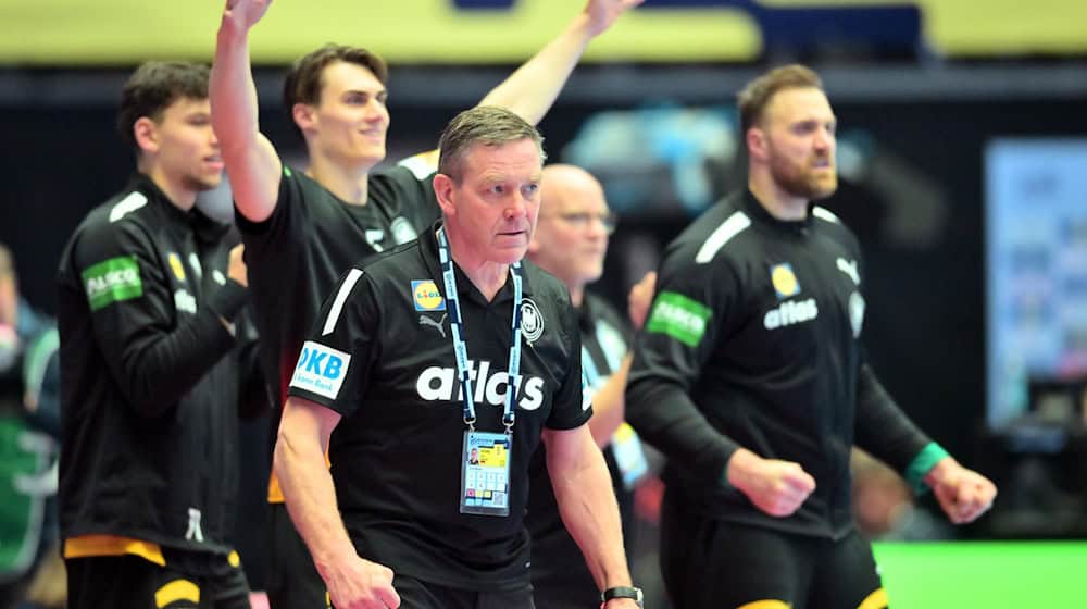 Alfred Gislason feiert mit Deutschlands Handballern den Einzug in die EM-Hauptrunde.  / Foto: Sina Schuldt/dpa