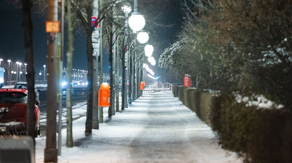 Glatteis könnte in den kommenden Tagen auch auf den Fußwegen für Gefahr sorgen. (Symbolbild) / Foto: Christophe Gateau/dpa