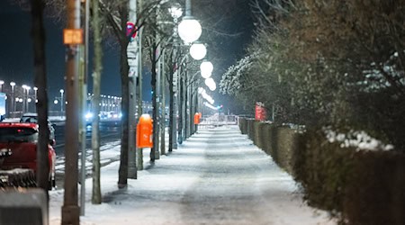 Glatteis könnte in den kommenden Tagen auch auf den Fußwegen für Gefahr sorgen. (Symbolbild) / Foto: Christophe Gateau/dpa