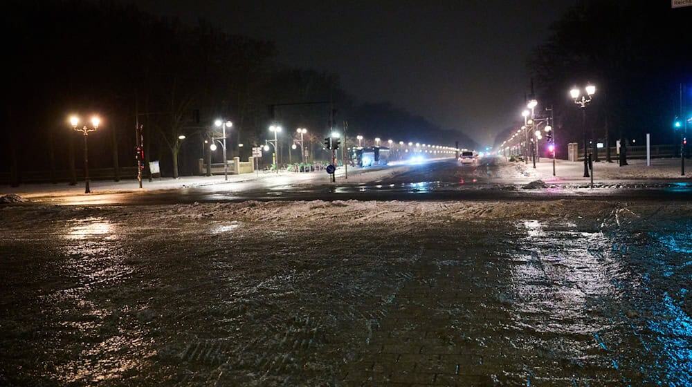 Die Verkehrsinformationszentrale warnt am Dienstagmorgen vor glatten Gehwegen.  / Foto: Annette Riedl/dpa