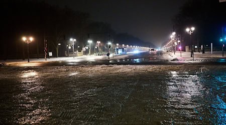 Die Verkehrsinformationszentrale warnt am Dienstagmorgen vor glatten Gehwegen.  / Foto: Annette Riedl/dpa