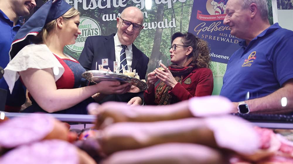 Das gehört für den brandenburgischen Ministerpräsidenten dazu: 2025 bekam Woidke in der Brandenburg-Halle der Grünen Woche manche Kostprobe gereicht. Am Montag steht gemeinsam mit der Agrarministerin  wieder der Besuch der Stände an. (Archivbild) / Foto: Hannes P. Albert/dpa